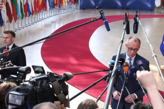 Politico: Σε τροχιά σύγκρουσης Μακρόν και Μερτς για τα Στενά του Ορμούζ